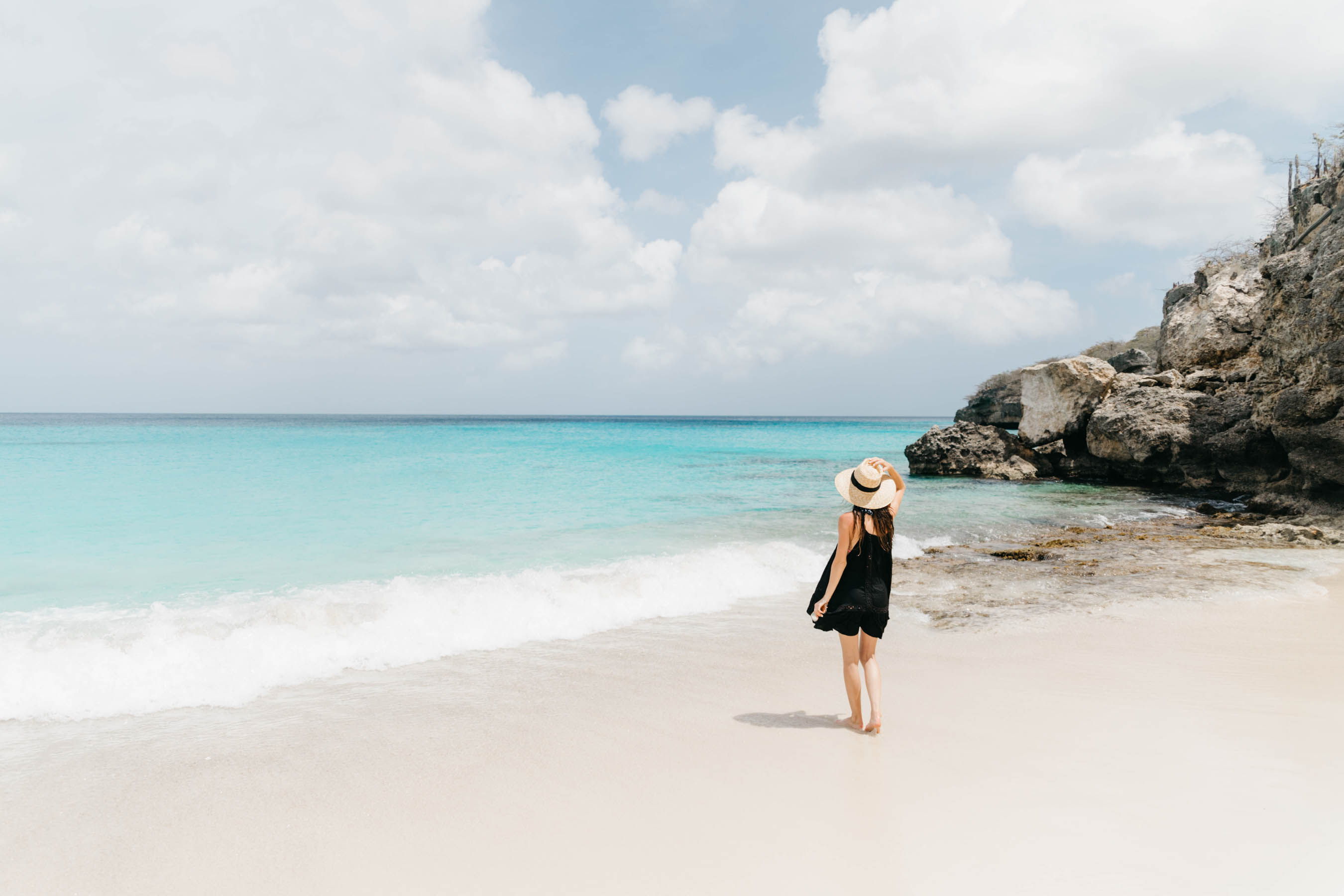 curaçao, kleine knip, pink bikini, venus swimwear, girl in bikini, quay sunglasses, straw hat