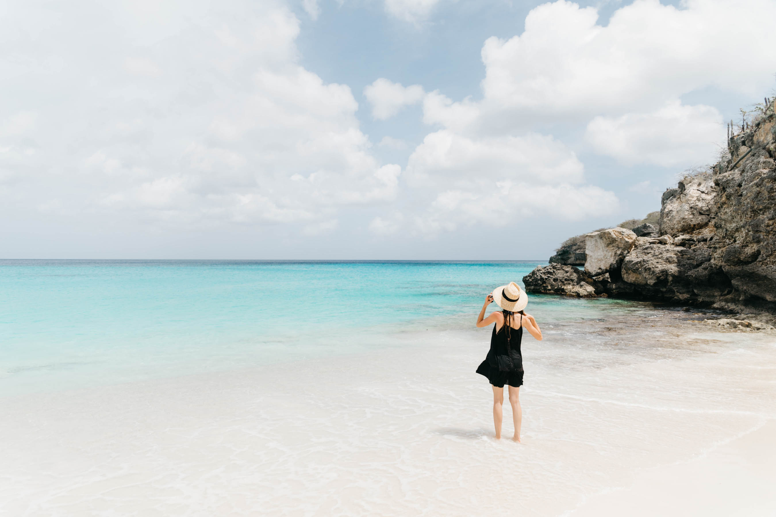 curaçao, kleine knip, pink bikini, venus swimwear, girl in bikini, quay sunglasses, straw hat