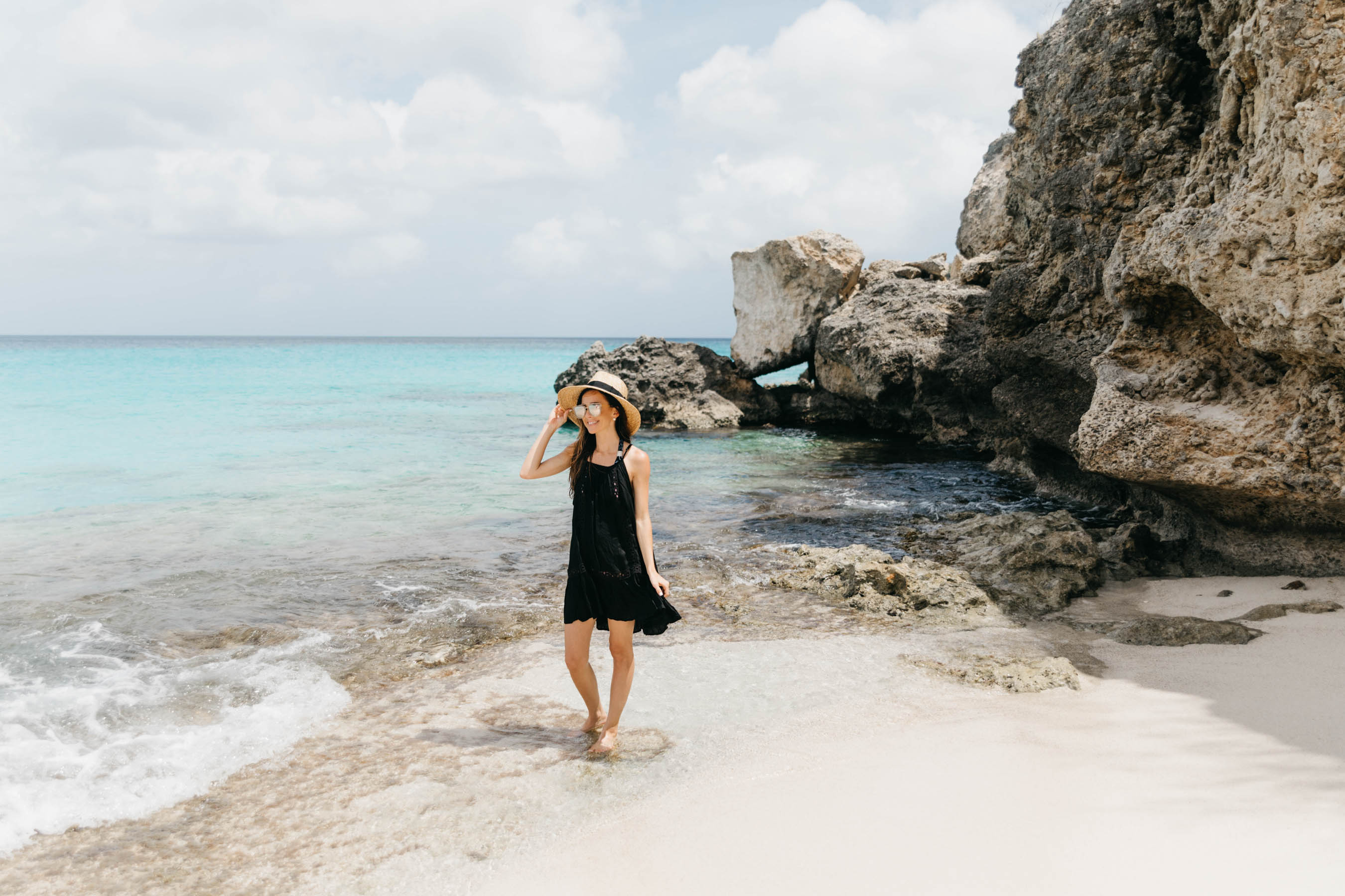 curaçao, kleine knip, pink bikini, venus swimwear, girl in bikini, quay sunglasses, straw hat