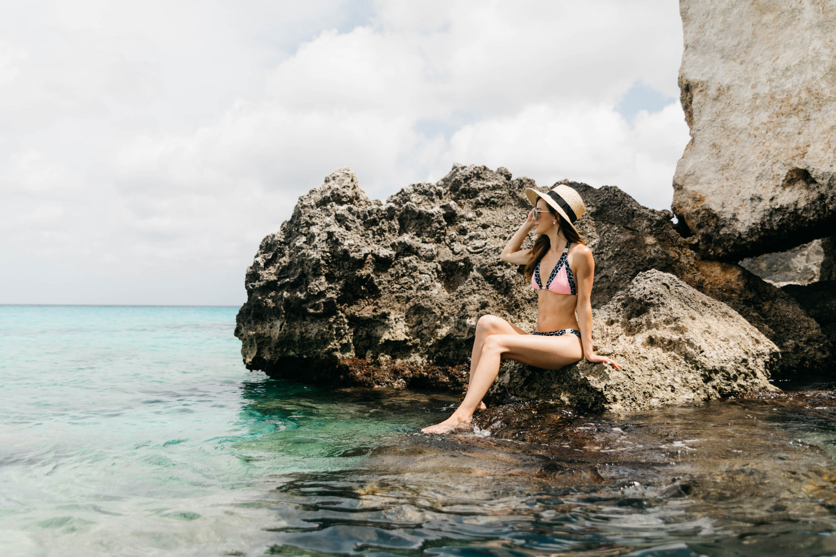 curaçao, kleine knip, pink bikini, venus swimwear, girl in bikini, quay sunglasses, straw hat